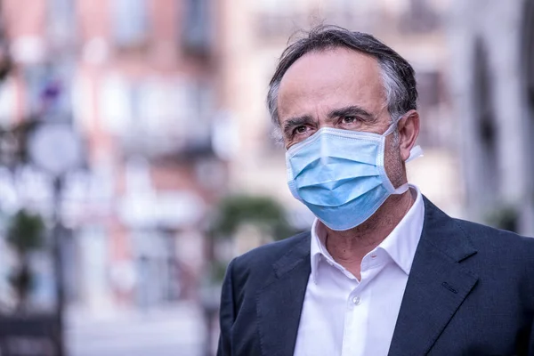 Man Dressed Suit Protective Face Mask Urban Context — Stock Photo, Image