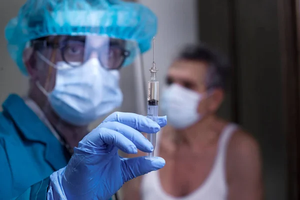 Doctor Wearing Medical Mask Syringe Needle — Stock Photo, Image