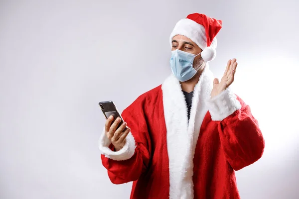Santa Claus Med Kirurgisk Mask Använder Sin Mobiltelefon För Att — Stockfoto
