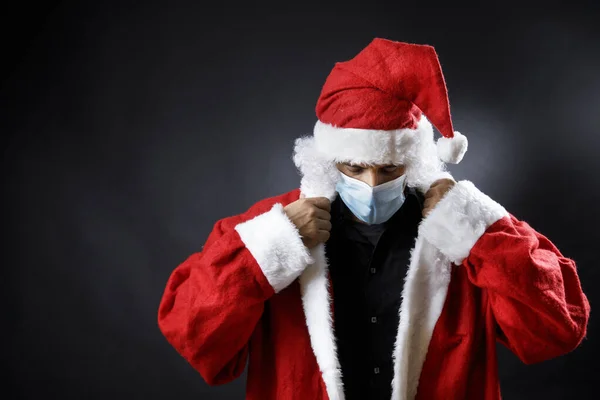 Noel Baba Nın Portresi Ciddi Endişeli Görünüyor Siyah Arka Planda — Stok fotoğraf
