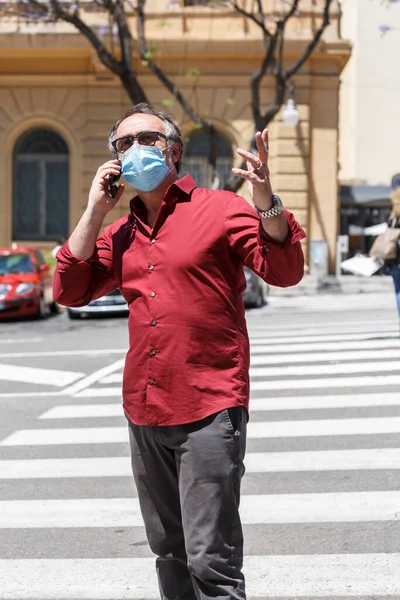 Young Adult Man Wearing Face Mask While Standing Street — Stock Photo, Image