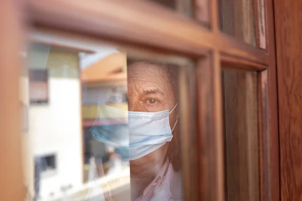 Літня Жінка Медичній Масці Обличчя Дивиться Вікна — стокове фото
