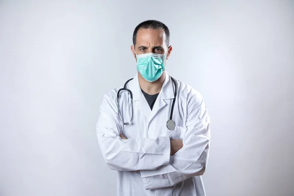 코트와스 내시경을 의사는 수술용 마스크를 착용하고 있으며 배경에 고립되어 — 스톡 사진