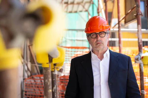 Engineer Helmet Orange Jacket Glasses Stands Middle Construction Site Scaffolding — Stock Photo, Image
