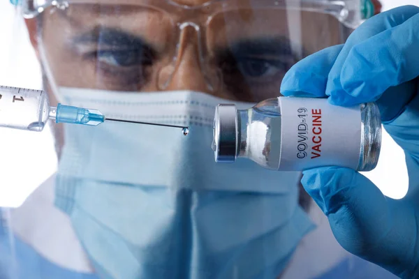 Doktor Chirurgickou Maskou Latexovými Rukavicemi Vyzvedne Antivirovou Vakcínu Skleněné Injekční — Stock fotografie
