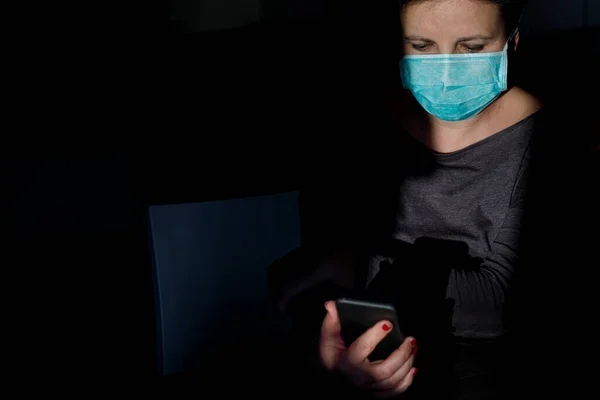 Young Woman Wearing Medical Mask Using Smartphone Her Hands Coronavirus — Stock Photo, Image