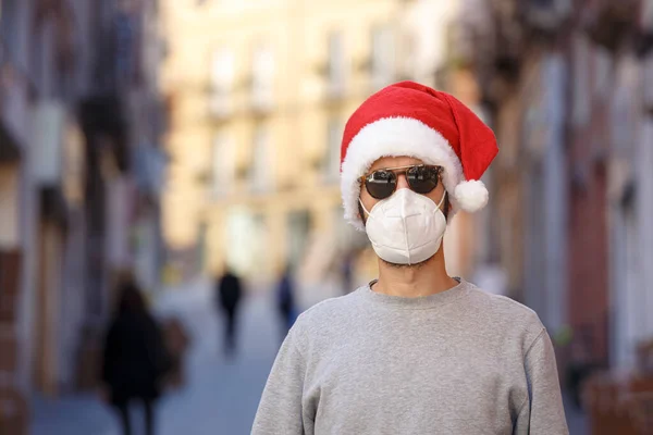Noel Baba Şapkalı Gri Gömlekli Ffp2 Maskeli Adam Şehir Merkezinde — Stok fotoğraf