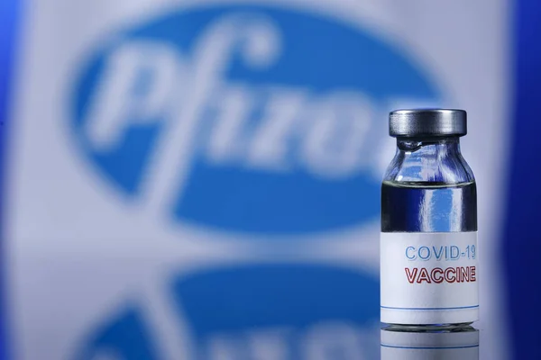 背景中的柯氏病毒疫苗瓶 — 图库照片