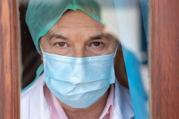 Koruyucu Cerrahi Maske Takan Yaşlı Kadına Yakın Durun — Stok fotoğraf
