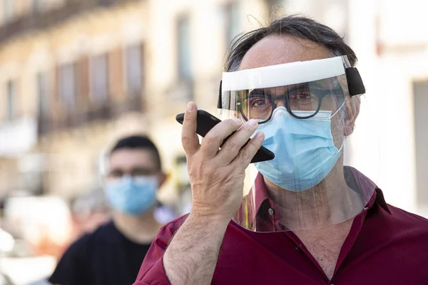 Man Using Smart Phone While Wearing Face Mask City — Stock Photo, Image