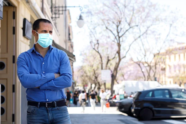 Homme Avec Chemise Bleue Masque Est Ferme Dans Contexte Urbain — Photo