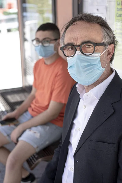 의료용 마스크와 안경을 벤치에 남자들 — 스톡 사진