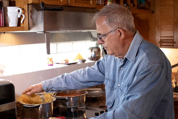 Muž Připravuje Jídlo Snídani Doma — Stock fotografie