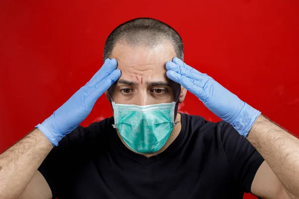 Plešatý Muž Chirurgickou Maskou Latexovými Rukavicemi Zoufalý Izolovaný Červeném Pozadí — Stock fotografie