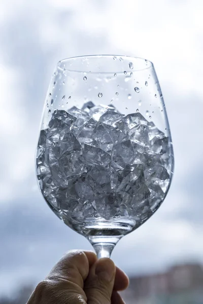 中性の背景に氷のついたガラスのゴブレット — ストック写真