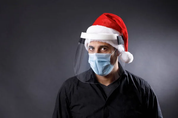 Siyah Gömlekli Cerrahi Maskeli Pleksiglas Koruyucu Kalkanlı Noel Baba Şapkalı — Stok fotoğraf