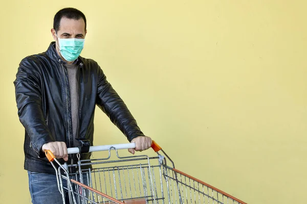 Ležérní Oblečený Muž Koženou Bundou Ochrannou Maskou Jde Nakupovat Supermarketu — Stock fotografie