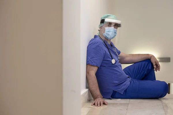 Portret Starszego Mężczyzny Masce Medycznej Siedzącego Szpitalnym Korytarzu Przy Oknie — Zdjęcie stockowe