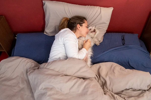 Woman Sleeping Her Dog — Stockfoto