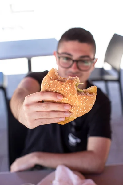 Close Homem Comendo Hambúrguer — Fotografia de Stock