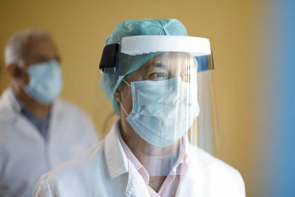 Porträtt Läkare Med Skyddande Ansiktsmask Och Skyddsglasögon Sjukhus — Stockfoto