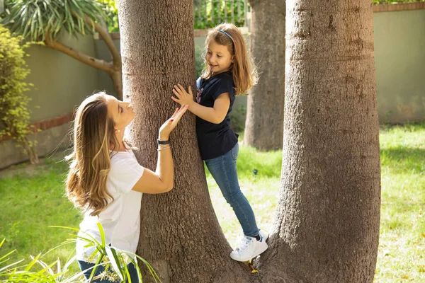 Νεαρή Μητέρα Και Κόρη Παίζουν Μαζί Στο Πάρκο — Φωτογραφία Αρχείου