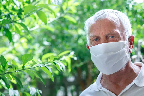Senior Man Wearing Face Mask — Stock Photo, Image