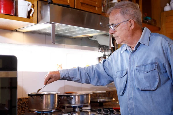 Starší Muž Připravuje Jídlo Kuchyni Doma — Stock fotografie