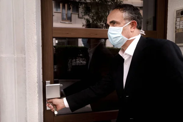 Man Jacket Protective Face Mask Leaving His House Worriedly Because — Stock Photo, Image