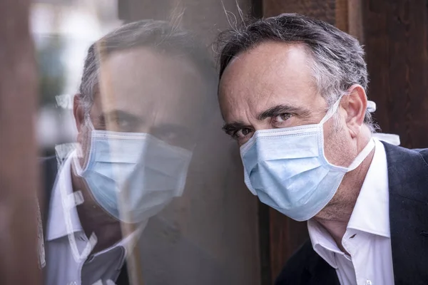 Man Dressed Suit Protective Face Mask Urban Context — Stock Photo, Image