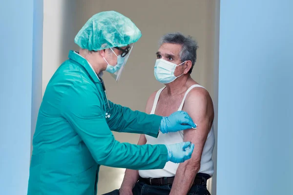 Läkare Vaccinerar Patienten Sjukhuskliniken — Stockfoto