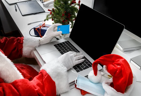 Detalj Jultomten Hand Innehar Ett Kreditkort Redo Att Göra Beställning — Stockfoto