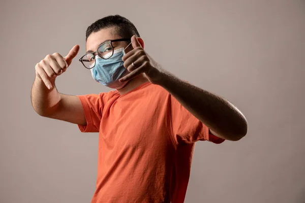 바이러스 감염을 예방하기 마스크를 — 스톡 사진