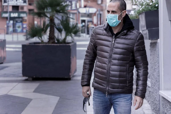 Homme Avec Masque Dans Rue Pendant Pandémie Covidé — Photo