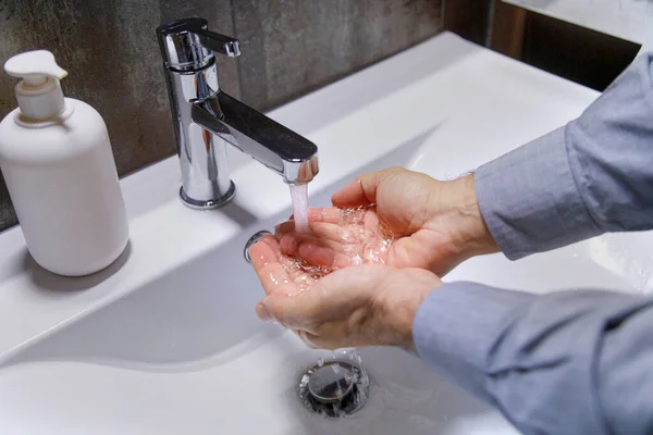 用肥皂洗手以净化身体 — 图库照片