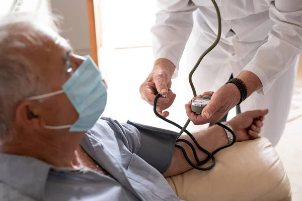 医生手拍的测量老年病人血压的特写镜头 — 图库照片