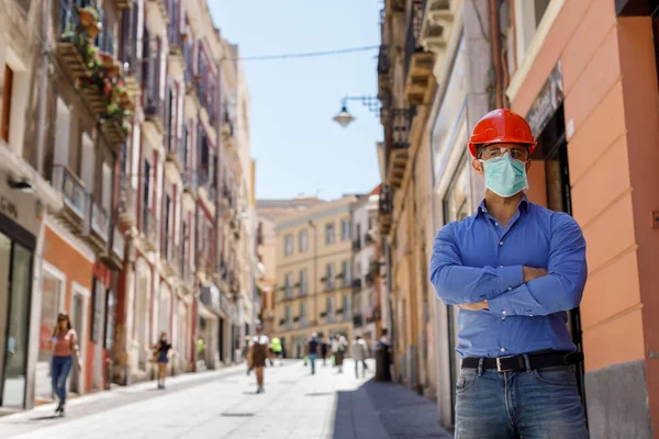 Man Protective Helmet Dressed Casual Ready Work — Stock Photo, Image