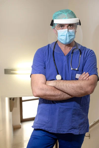 Läkare Med Kirurgiskt Skydd Och Blå Labbrock Isolerad Vit Bakgrund — Stockfoto