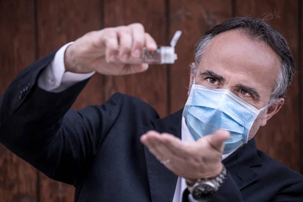 Muž Oblečený Obleku Ochrannou Obličejovou Maskou Používá Ruční Dezinfekci Izolované — Stock fotografie