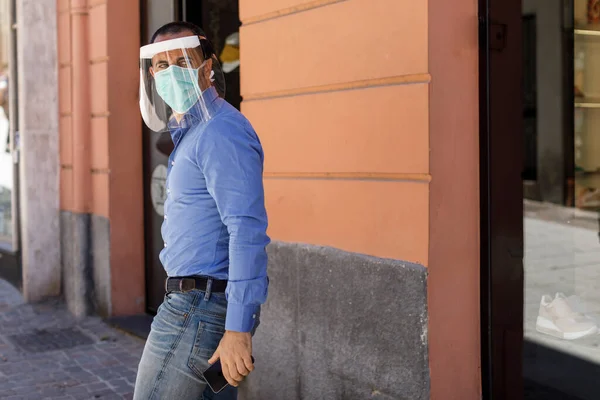Muž Příležitostně Oblečenou Maskou Stojící Centru Ulice — Stock fotografie