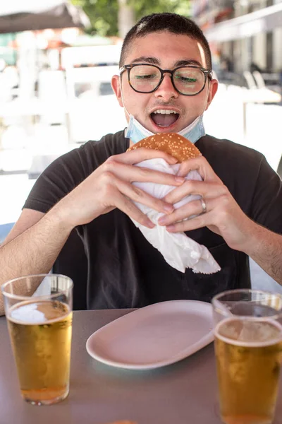 Człowiek Hamburgerem Piwem Stole — Zdjęcie stockowe