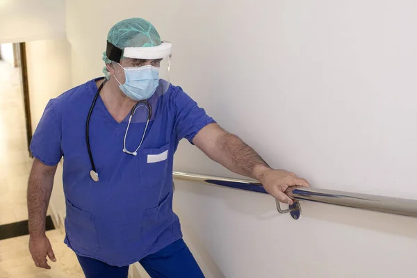 Läkare Blå Rock Med Skydd Och Ansiktsskydd Förstörd Trötthet Sjukhusavdelning — Stockfoto