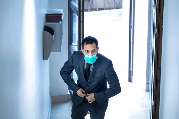 Antivirüs Maskeli Bir Adamı Profesyonel Stüdyosunda — Stok fotoğraf