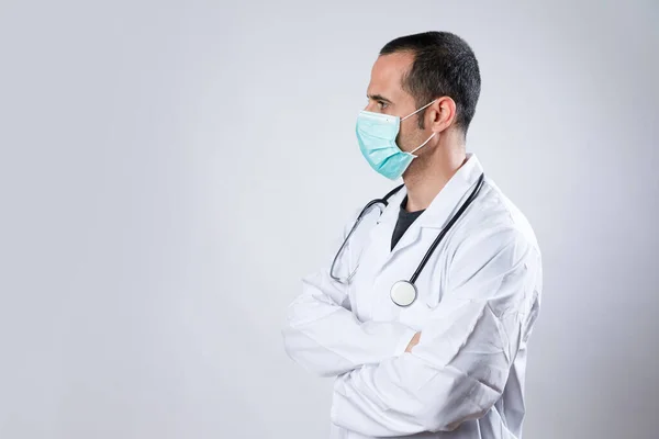 Médico Casaco Branco Máscara Cirúrgica Isolado Fundo Branco — Fotografia de Stock