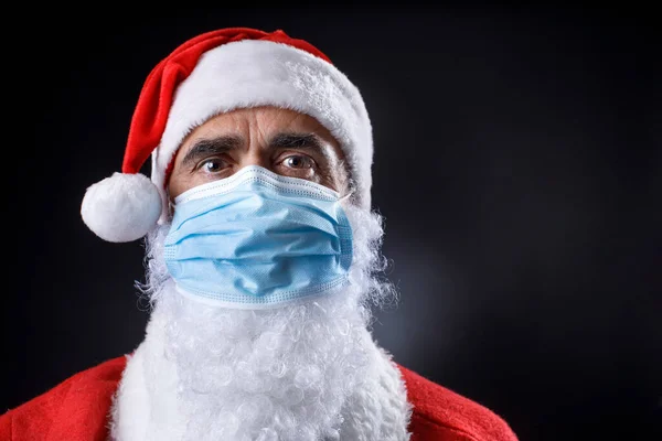 Święty Mikołaj Maską Chirurgiczną Wygląda Poważnie Martwi Izolowany Czarnym Tle — Zdjęcie stockowe
