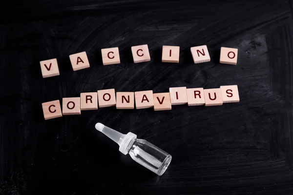 Vaccino Coronavirus Scritto Sopra Lavagna Nera Insieme Fiaschetta — Foto Stock