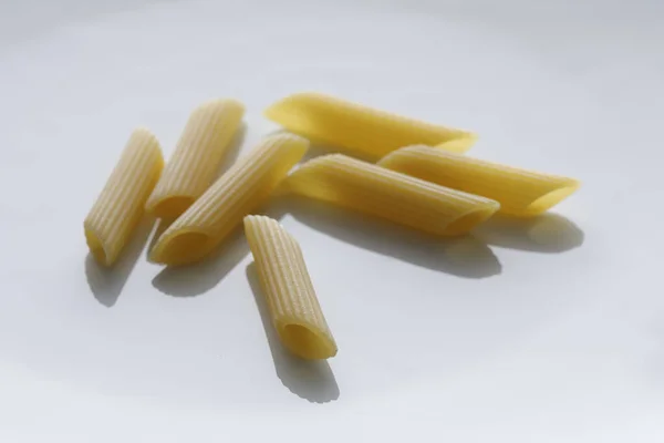 Rauwe Penne Pasta Geïsoleerd Witte Achtergrond — Stockfoto