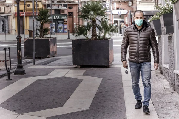 Homme Gilet Porte Masque Chirurgical Protecteur Dans Ville — Photo