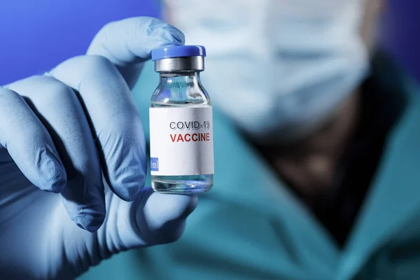 背景にコロナウイルスワクチンボトル — ストック写真