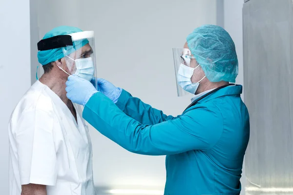 Retrato Dois Médicos Confiantes Usando Máscaras Protetoras — Fotografia de Stock